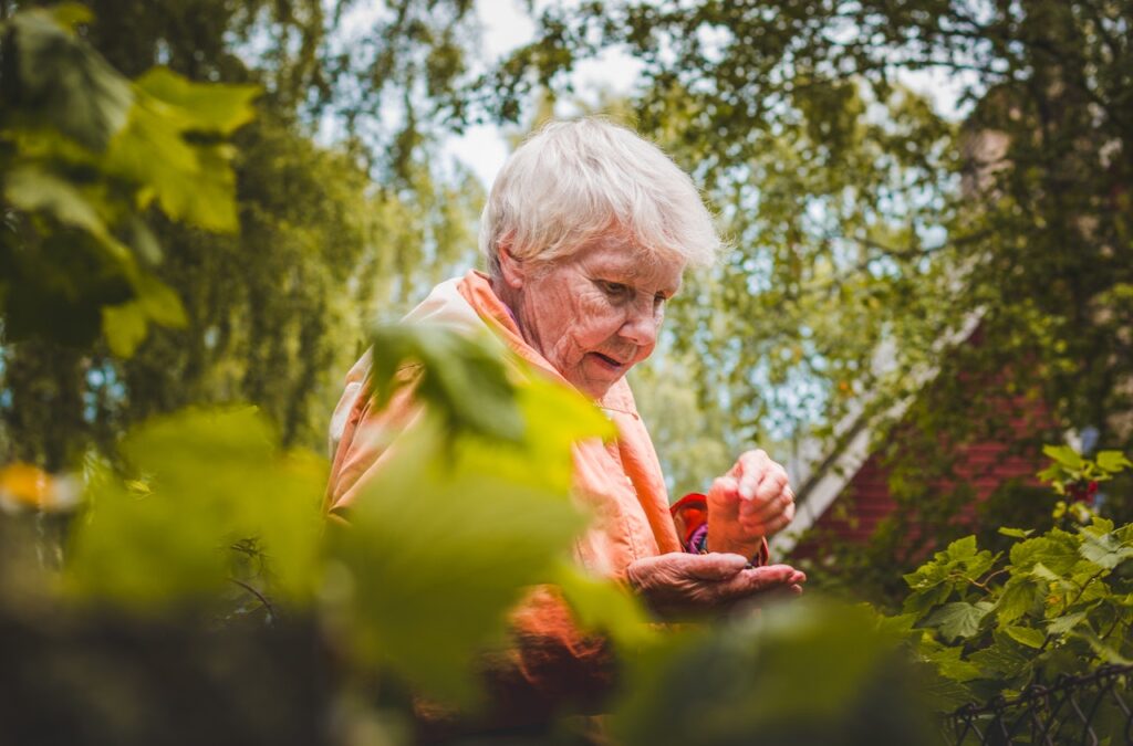 Jak wyglądają warunki pracy opiekunek seniorów w Niemczech - analiza wynagrodzeń, godzin pracy i warunków socjalnych
